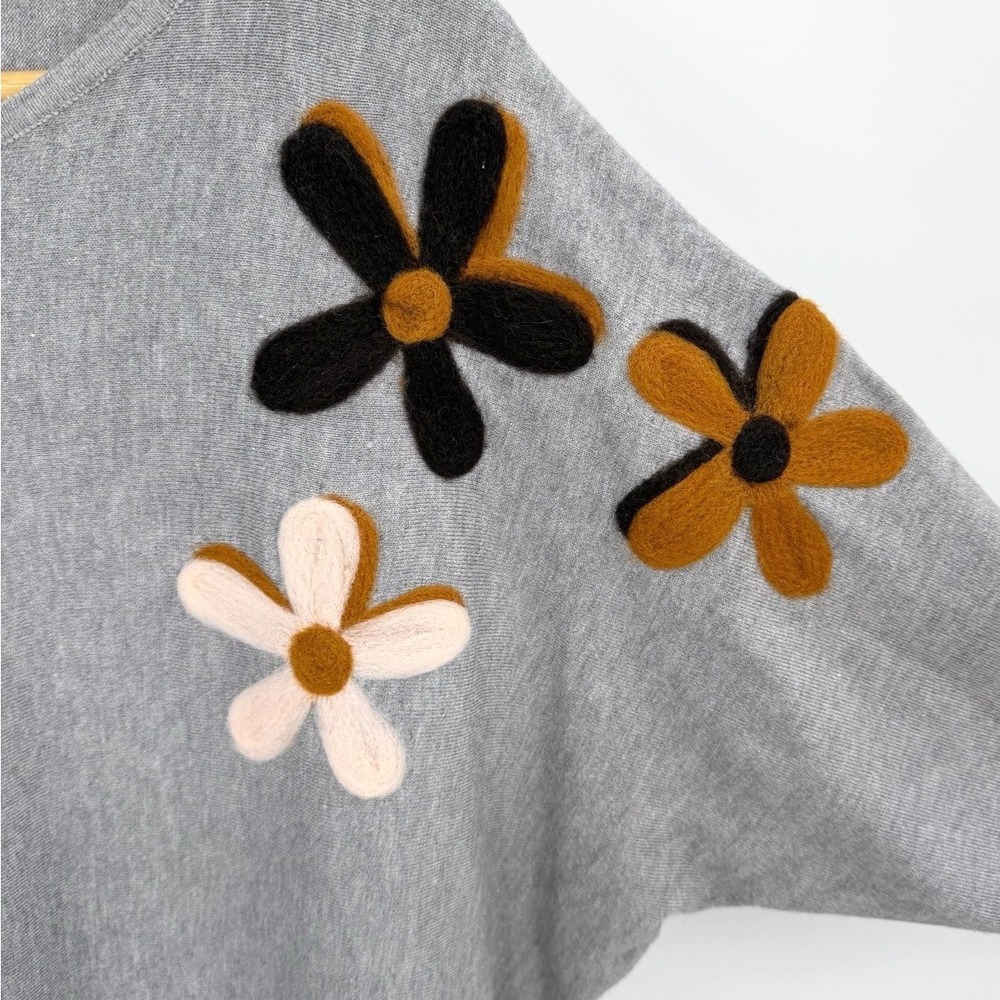 Aaeda Womens 1X Knit Sweater Top Floral Applique Batwing Sleeve Gray Retro Mod - Picture 4 of 7